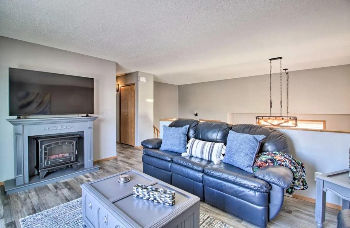 Villa Welcoming West Fargo Retreat W Backyard Exterior foto
