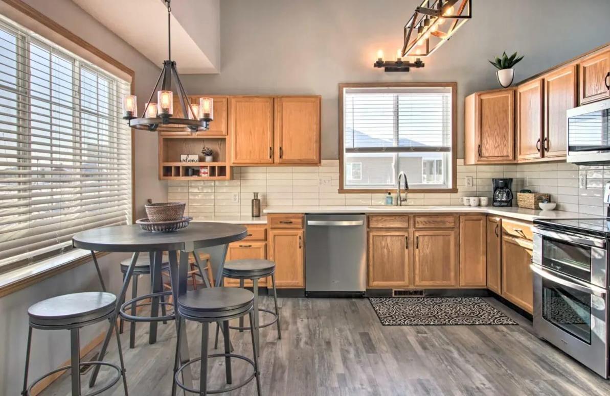 Villa Welcoming West Fargo Retreat W Backyard Exterior foto