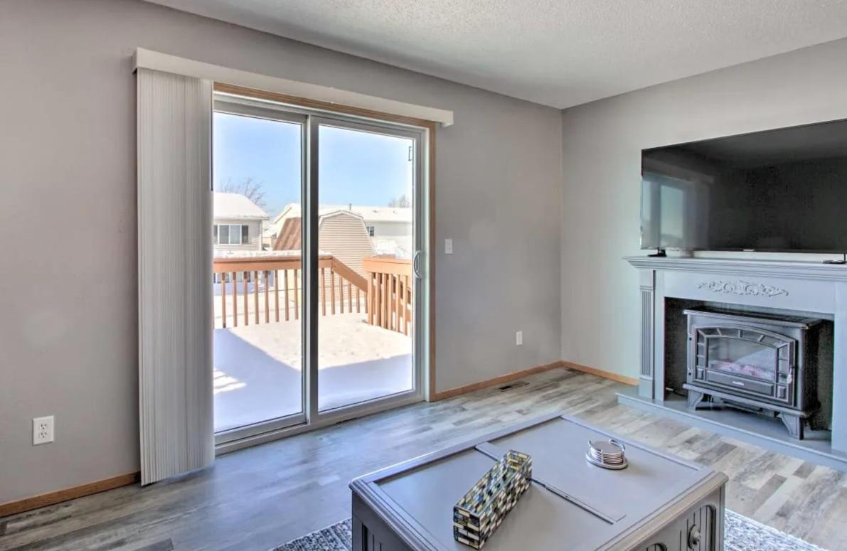 Villa Welcoming West Fargo Retreat W Backyard Exterior foto