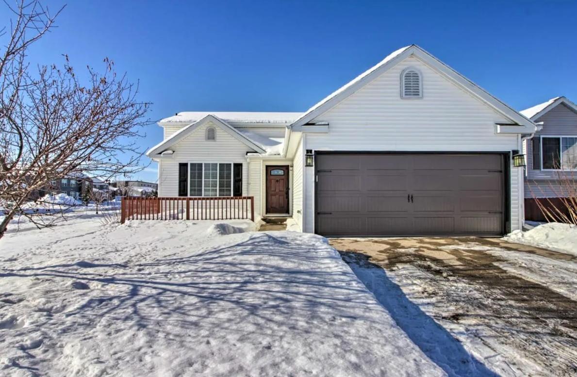 Villa Welcoming West Fargo Retreat W Backyard Exterior foto