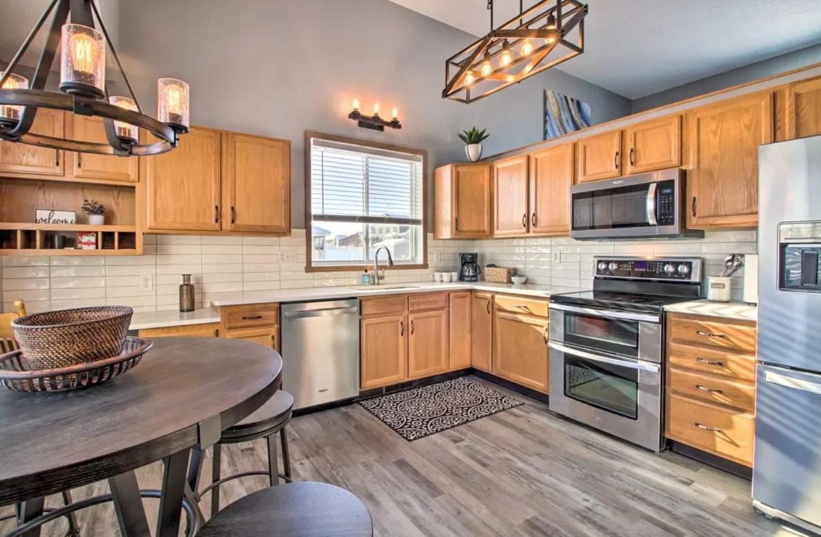 Villa Welcoming West Fargo Retreat W Backyard Exterior foto